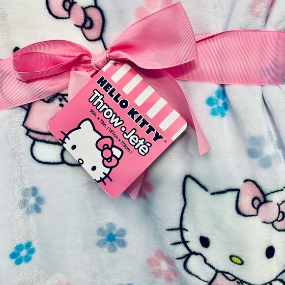 Hello Kitty Blanket - Picture 3 of 4